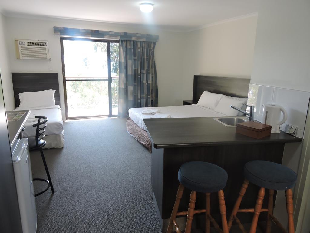 Town & Country Motel Nerang Bagian luar foto