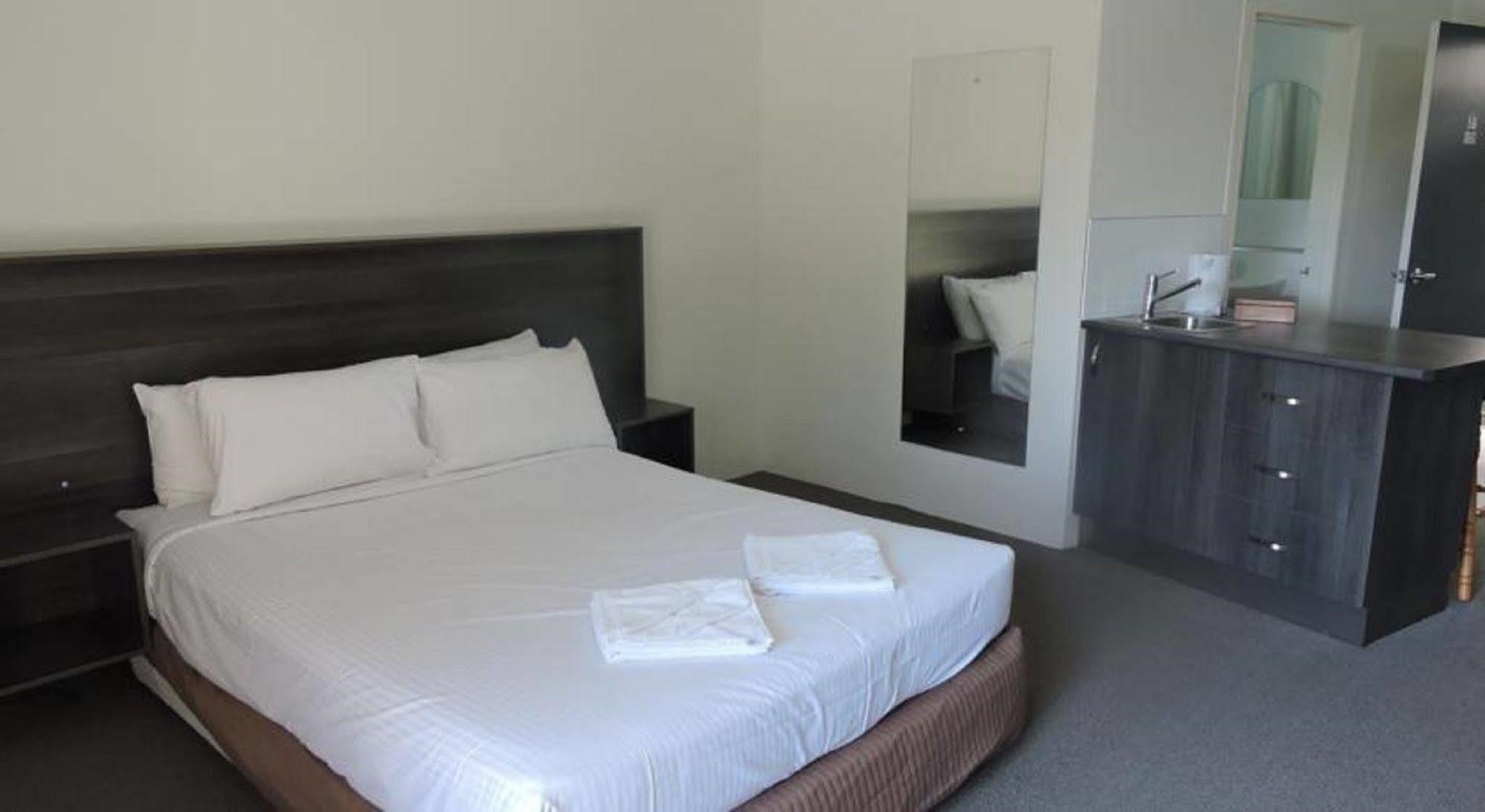 Town & Country Motel Nerang Bagian luar foto