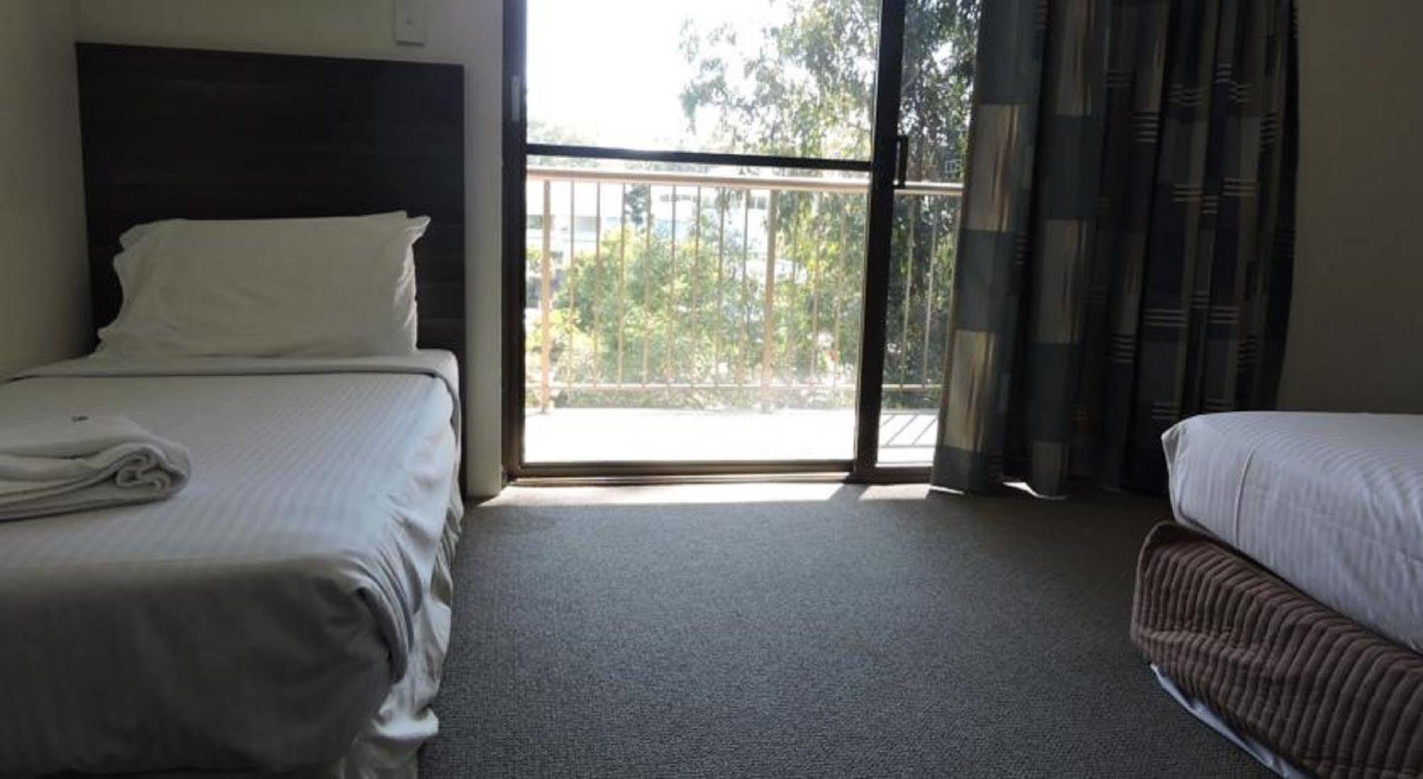 Town & Country Motel Nerang Bagian luar foto