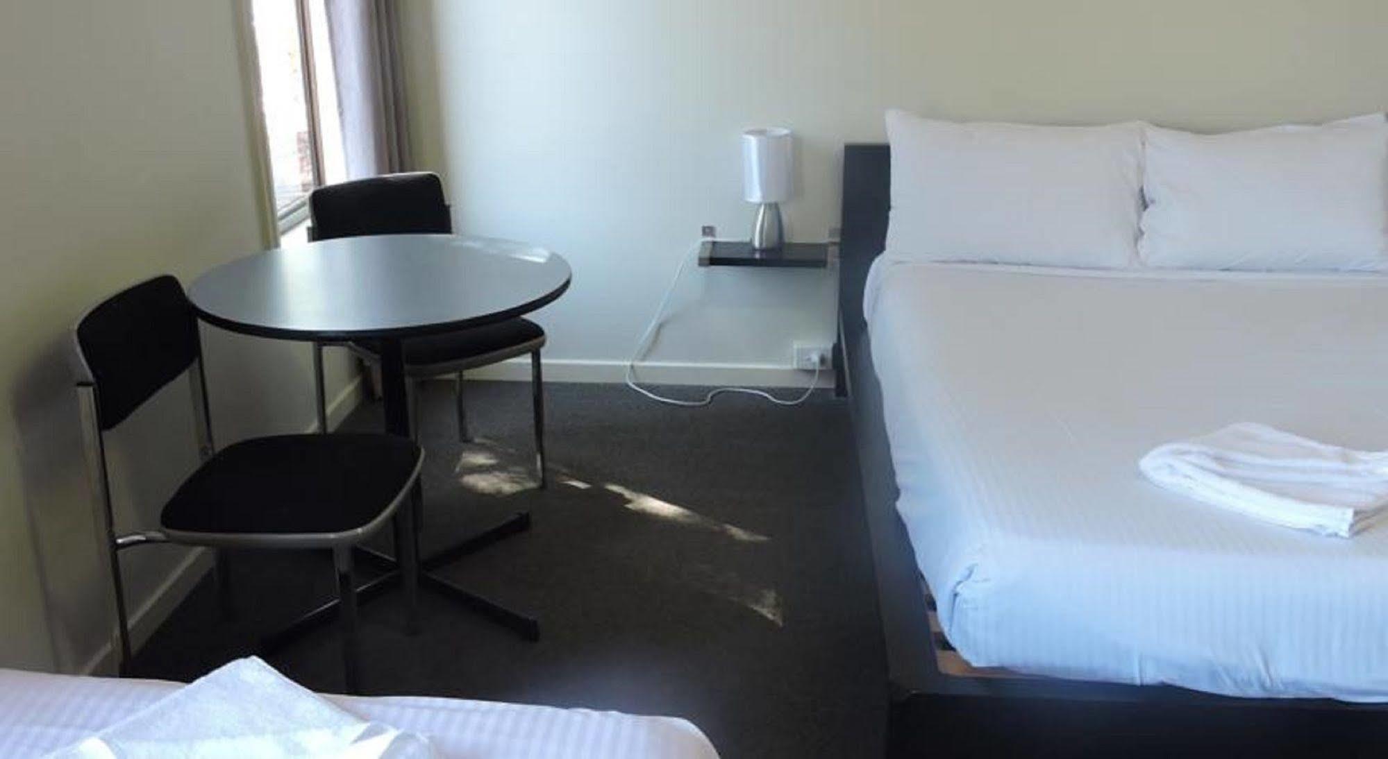 Town & Country Motel Nerang Bagian luar foto